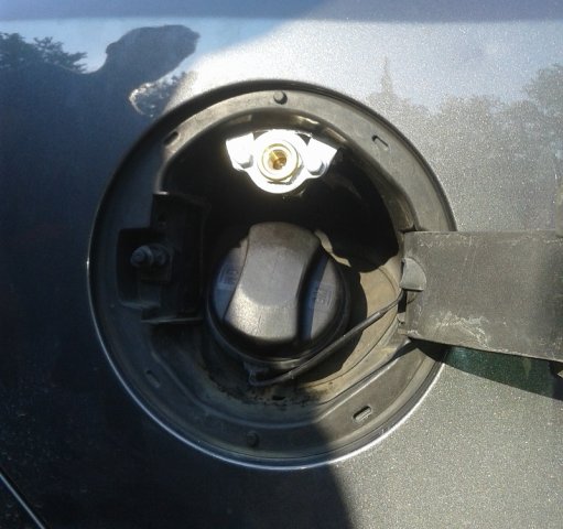 wlew lpg pod klapką wlewu paliwa
